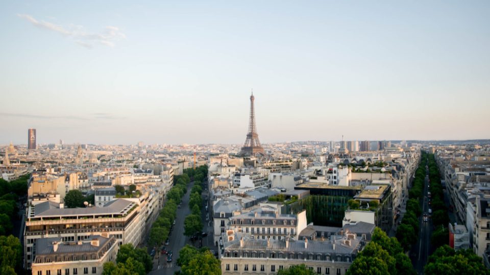 Toits de Paris et tour Eiffel dans la lumière du soir