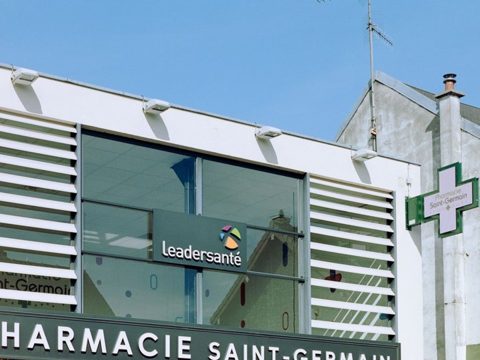 Croix de pharmacie illuminée de nuit