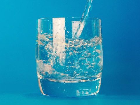 Verre d'eau sur une table claire