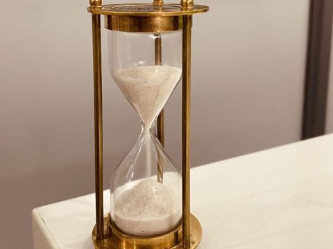 Sablier posé sur une table
