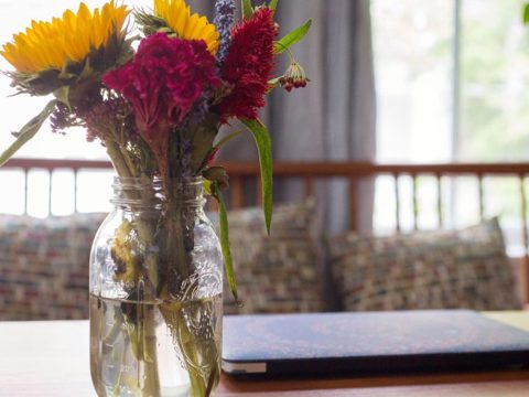 Fleurs et ordinateur portable sur une table