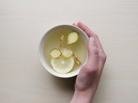 Tisane citron-gingembre tenue en main